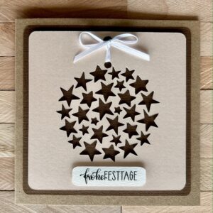 Weihnachtskugel mit Sternenglanz